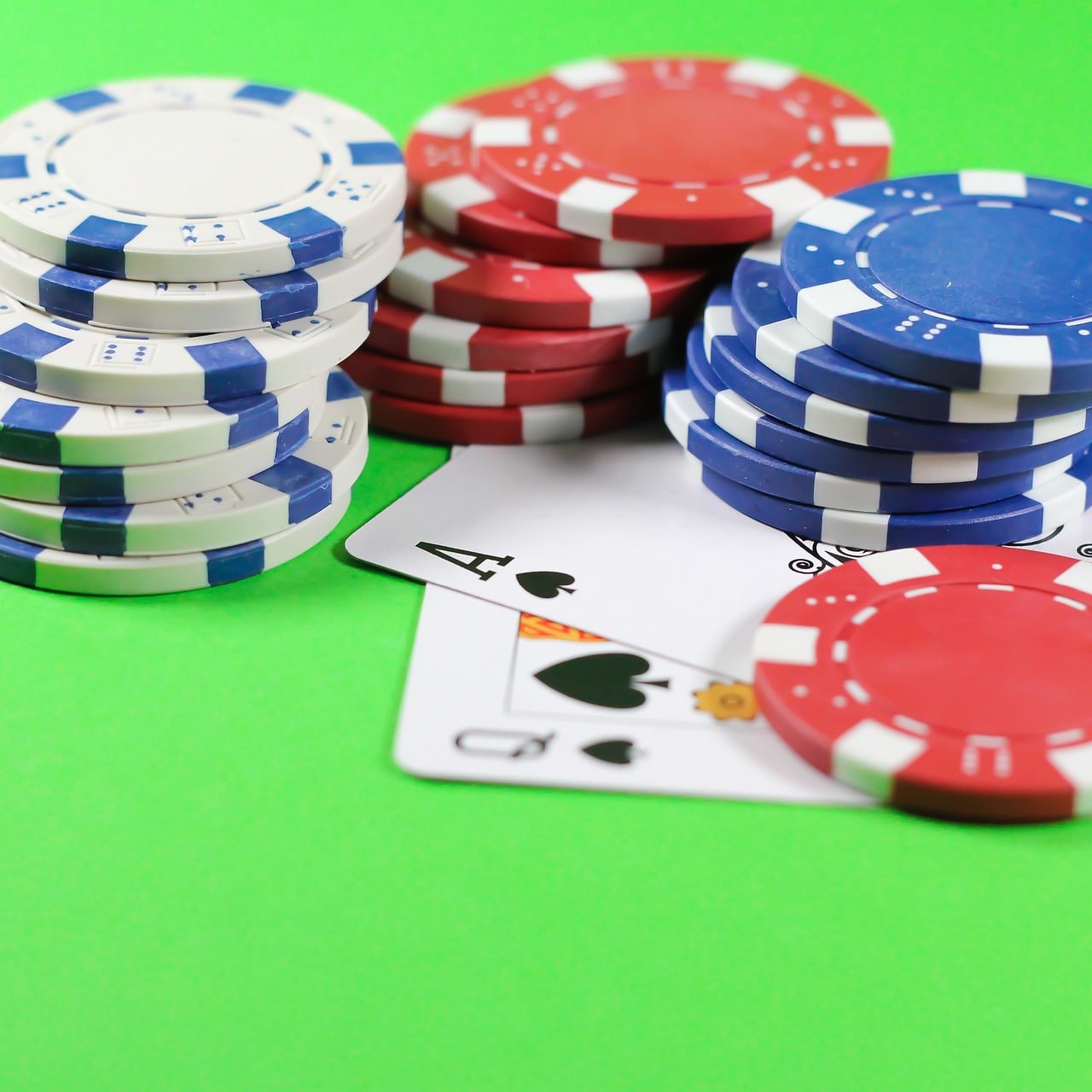 Tabel live dealer dengan penyiar studio multi-kamera